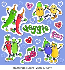 Veggie y diversión. Colección vectorial retro de pegatinas de frutas y verduras con caras sonrientes y manos engullidas. Pimientos calientes, piña y limón, zanahoria y pepino, cerezas, berenjena y calabacín.