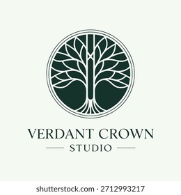 Logotipo de estudio de la corona verde con diseño de árbol sobre fondo verde oscuro