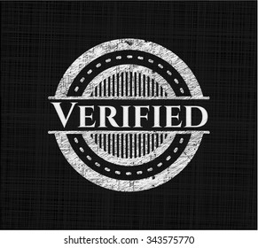emblema de tiza verificada escrito en una pizarra