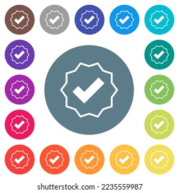 Los iconos blancos planos del contorno de la etiqueta adhesiva verificados en fondo de color redondeado. Se incluyen 17 variaciones de color de fondo.