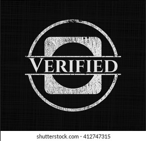 Verificado escrito con textura de pizarra
