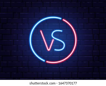 Im Gegensatz zu Logo Neon. Rotes und blaues Team. Kampf mit Schlagzeilen-Banner. Kampf gegen den Wettbewerb. Match, Spiel Design Element. Neon helle Signatur. Vektorillustration