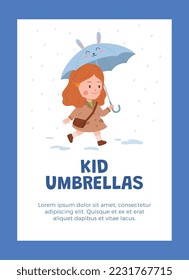 Cartel o afiche vertical sobre paraguas infantiles estilo plano, ilustración vectorial aislada en fondo azul. Niña pequeña con abrigo camina bajo el paraguas, clima lluvioso, lugar para el texto