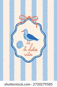Vertikale Postkarte mit Möwe, Muschel und handgeschriebenem Text "la dolce vita". Vintage Marine Design in den Farben Blau, Beige und Korallen. Geeignet für Sommereinladung, Reisekarte oder Hochzeitsfeier.