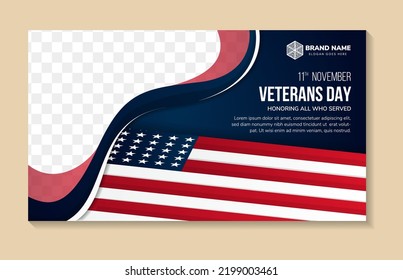 Plantilla de diseño de pancartas del día de los veteranos. Honrando a todos los que sirvieron. 11 de noviembre. colores de gradiente azul oscuro en el fondo. Diseño horizontal con espacio para el collage de fotos y el texto. bandera estadounidense. elemento de onda