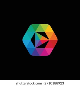 Diseño de logotipo hexagonal abstracto vibrante con un símbolo de juego dinámico elaborado a partir de una teselación multicolor, ideal para medios digitales, tecnología e iniciativas de marca creativa