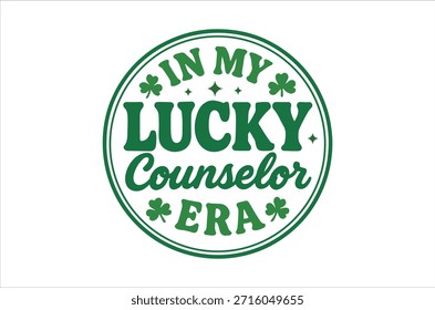 Um vibrante emblema verde circular apresenta uma mensagem de "era do conselheiro de sorte" com detalhes de trevo.