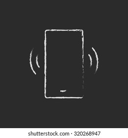 Vibrationsfernsprecher, handgezeichnet in Kreide auf einer schwarzen Vektorillustration, weißes Symbol einzeln auf schwarzem Hintergrund.