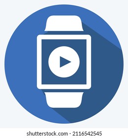 Icono de aplicación de vídeo en el moderno estilo de sombra larga aislado en un fondo azul suave