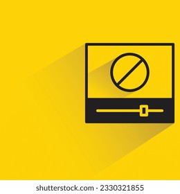 video bloqueado con sombra sobre fondo amarillo