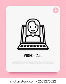 Icono de línea delgada de videollamada: abrir un portátil con una mujer. Ilustración vectorial moderna de comunicación, e-learning.