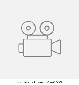Videokamera-Zeilensymbol für Web-, Mobil- und Infografiken. Vektorgrafik, dunkelgraues Symbol einzeln auf hellgrauem Hintergrund.