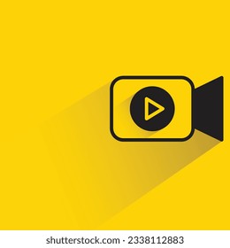 Videokamera mit Schatten auf gelbem Hintergrund