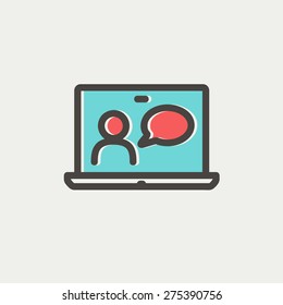 Vídeo chat online ícone linha fina para web e móvel, design plano minimalista moderno. Ícone de vetor com contorno cinza escuro e cor de deslocamento no plano de fundo cinza claro.