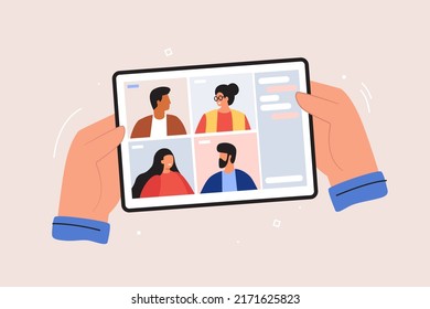 Videoconferencia. Encuentro en línea desde casa. Manos sujetan la tableta móvil. En la pantalla del aparato, hombres y mujeres están charlando. Conversaciones y aprendizaje a través de las redes sociales. Ilustración del vector