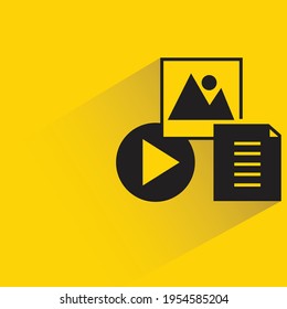 archivo de vídeo y contenido multimedia con sombra sobre fondo amarillo