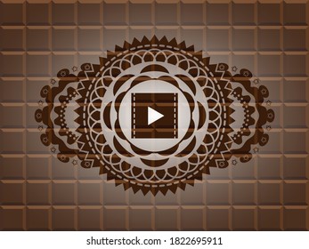 icono de vídeo dentro de una barra de chocolate con un emblema realista. Marrón y bonito fondo. Ilustración. 