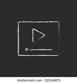 Reproductor de vídeo dibujado con tiza en un icono blanco vectorial de pizarra aislado en un fondo negro.