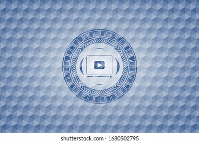 icono del reproductor de vídeo dentro del emblema azul con fondo geométrico.