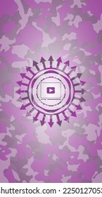 icono del reproductor de video dentro del emblema de camuflaje rosa. 