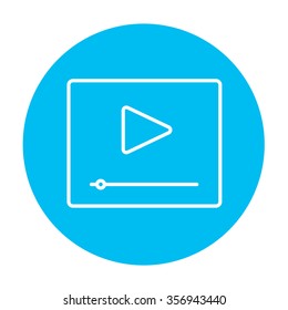Icono de línea de reproductor de vídeo para web, móvil e infografía. Icono de blanco vector en el círculo azul claro aislado en fondo blanco.