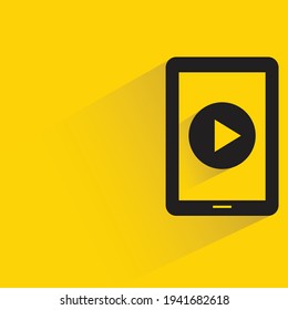 reproductor de vídeo en smartphone con sombra sobre fondo amarillo