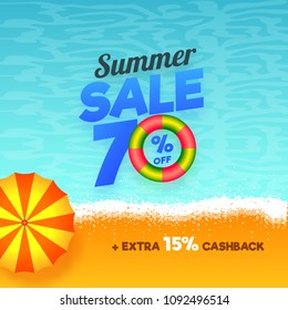 Vista de una playa con texto elegante Venta de verano 70% de descuento con paraguas y oferta extra de 15% de reembolso. 