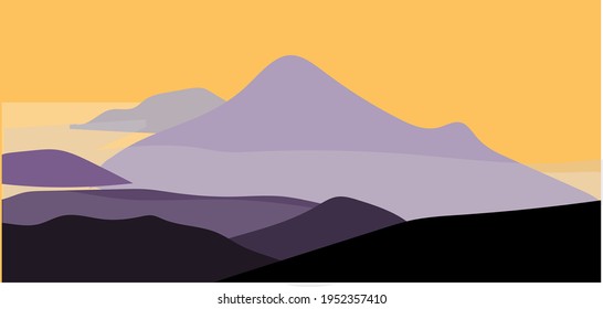 Vista de un pico azul de montaña cubierto de nubes con un cielo cremoso por la tarde