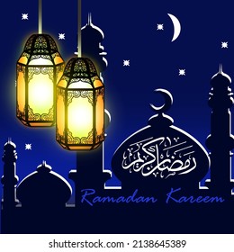 Las vistas a la mezquita por la noche, acompañadas por la luna creciente, las estrellas y hermosas lámparas decorativas colgantes con caligrafía árabe, significan ramadan kareem, Ramadán en abril