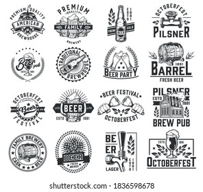 Insignias de elaboración vintage con tazas de vidrio de cerveza tazas de madera botellas de abridor tapones de tubería de lúpulo con orejas de trigo de válvula cervecería con botellas en lugar de chimeneas ilustraciones vectoriales aisladas