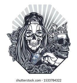 Concepto de tatuaje chicano vintage con una chica con una máscara de miedo y una gorra de béisbol cráneo con rosas de corona macho sujetando una máquina de tatuaje aislada ilustración vectorial