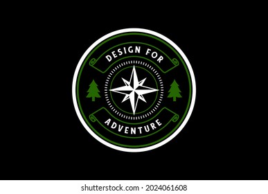Vintage Circular Compass con Pine Trees Forest para escalar Expedición de Senderismo o Vector de diseño con logotipo de aventura