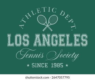 Tipografia universitária vintage do time de tênis dos estados unidos da américa slogan print com ilustração de raquete de tênis retro para camiseta ou pôster gráfico - Vetor