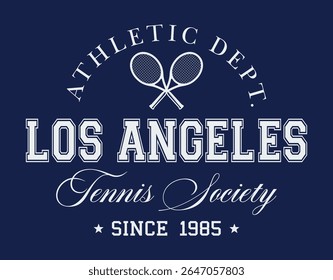 Tipografia universitária vintage do time de tênis dos estados unidos da américa slogan print com ilustração de raquete de tênis retro para camiseta ou pôster gráfico - Vetor