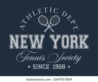 Tipografia universitária vintage do time de tênis dos estados unidos da américa slogan print com ilustração de raquete de tênis retro para camiseta ou pôster gráfico - Vetor