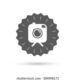 Vintage emblem medal. Hipster photo camera sign icon. Retro camera on tripod symbol. Classic flat icon. Vector