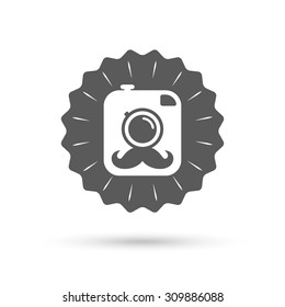 Vintage emblem medal. Hipster photo camera with mustache sign icon. Retro camera symbol. Classic flat icon. Vector