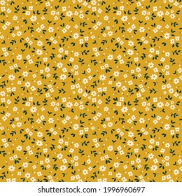 Vintage, floraler Hintergrund. Blumenmuster mit kleinen weißen Blumen auf gelbem Senfhintergrund. Nahtlose Muster für Design- und Modedrucke. Ditsy-Stil. Stock-Vektorgrafik.