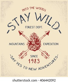 Mantén la impresión Wild Forest para pantalones o ropa. Gráfico de la vieja escuela para moda e impresión. Obra de arte retro con tema al aire libre, elementos y tipografía. Los efectos de época son fácilmente extraíbles.