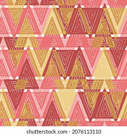 Vintage geometrisches, nahtloses Muster, alte Vektorgrafik, rosafarbener und gelber Hintergrund mit schmutziger, im Alter gemachter Textur. modernes Zickzackmuster im Dreieck. kann für textile Tapeten verwendet werden