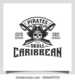 emblema vintage del hipster Pirates Skull con espadas cruzadas y barco barco Sailor diseño