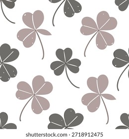 Vintage inspirado trevo padrão sem emenda com cores suaves e texturas angustiadas no conceito branco como Muted cor vintage trevos com texturas angustiadas criando um padrão sem emenda intemporal ideal para projetos retro no Photo Stock Concept e espaço vazio no lado esquerdo, sem texto —ar 7:2 —tile