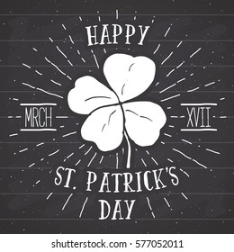 Etiqueta de época, Mano dibujó con suerte cuatro trébol de hojas, tarjeta de felicitación Feliz Día de San Patricio, placa retro retro grunge texturada, ilustración vectorial de diseño tipográfico en pizarra.