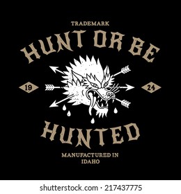vintage label hunt or be hunted ( T-Shirt Print ) with wolf and arrows