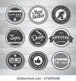 Vintage Labels Template Set: super, originell, neu, beste Wahl, Reisen. Retro-Abzeichen für Ihr Design auf Holzhintergrund.  Vektorgrafik. 