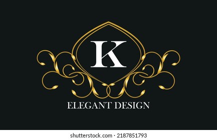 Logo vintage o diseño monograma con una letra K elegante en el centro sobre un fondo oscuro.