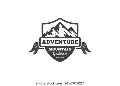 Logo de la insignia de la montaña de Antiguas con la forma gráfica del escudo para acampar, logotipo del viaje de la aventura. logo del Vector de la montaña de la nieve