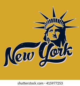 Vintage New York caligráfico de diseño de moda de camisetas manuscritas con un aspecto angustiado y texturado. Estatua de la libertad estampada en camiseta.