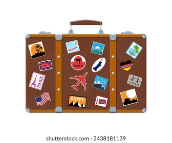 Maleta de viaje antigua. Bolso retro de cuero con pegatinas. Maletín marrón con cinturones. Etiquetas de países y ciudades de todo el mundo. Equipaje y equipaje. Ilustración vectorial en estilo plano