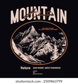 Antiguas diseño de impresión de montaña al aire libre, camiseta vintage con Ilustración vectorial grunge. Impresión para la ropa, diseño de la camiseta de la montaña con el sol, el águila y los árboles de pino